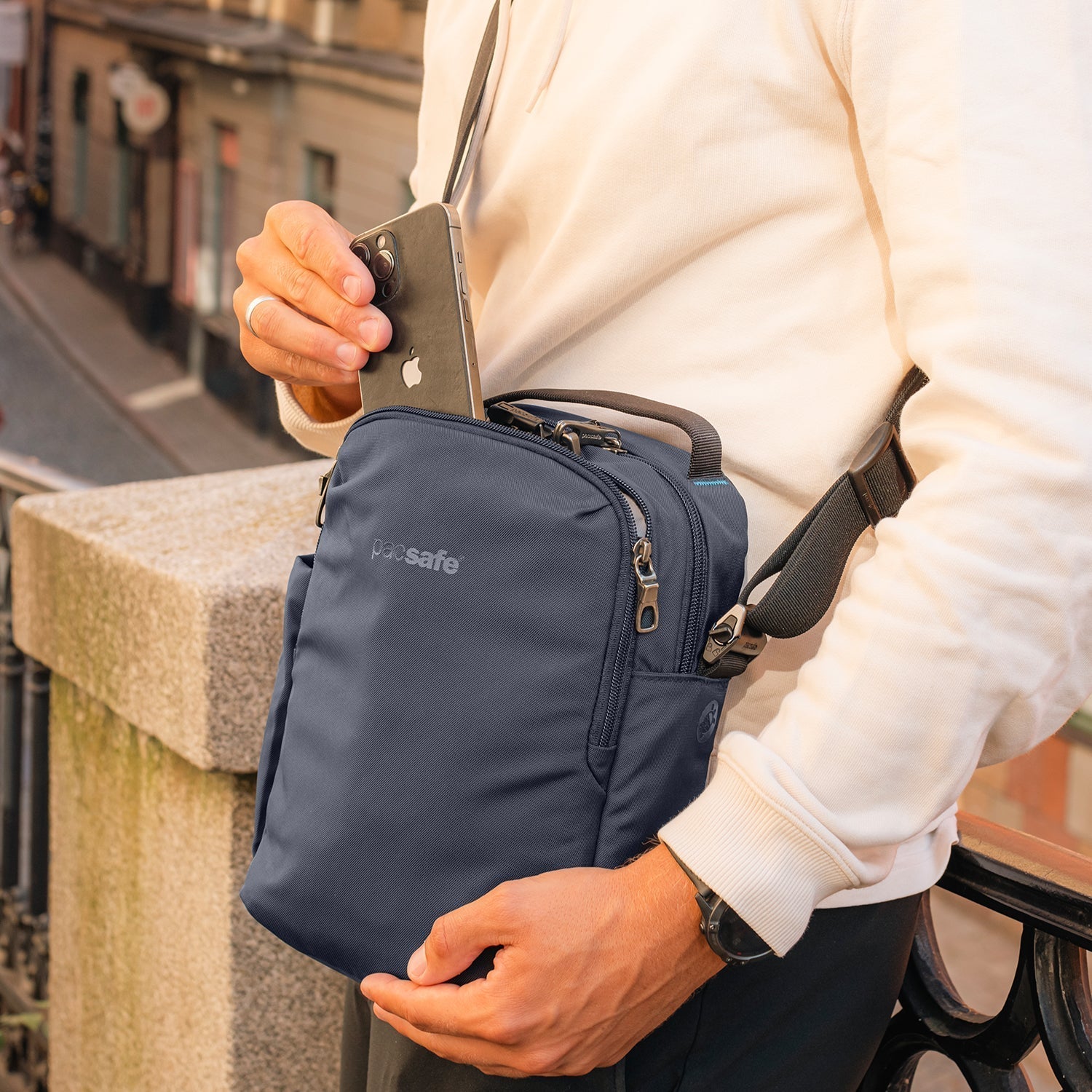 pacsafe-v-anti-diebstahl-tour-crossbody image 2