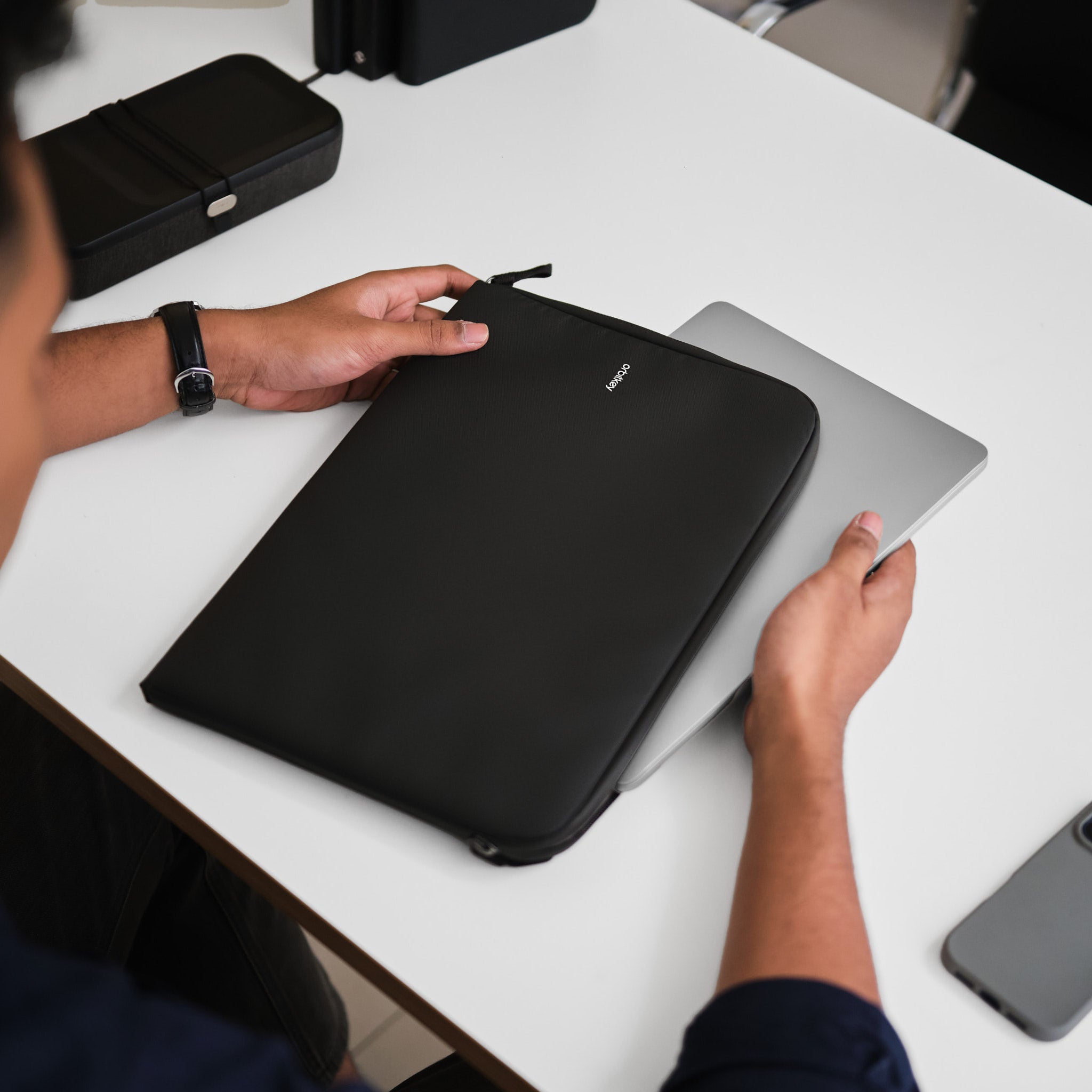 orbitkey-schlanke-laptoph-lle image 2