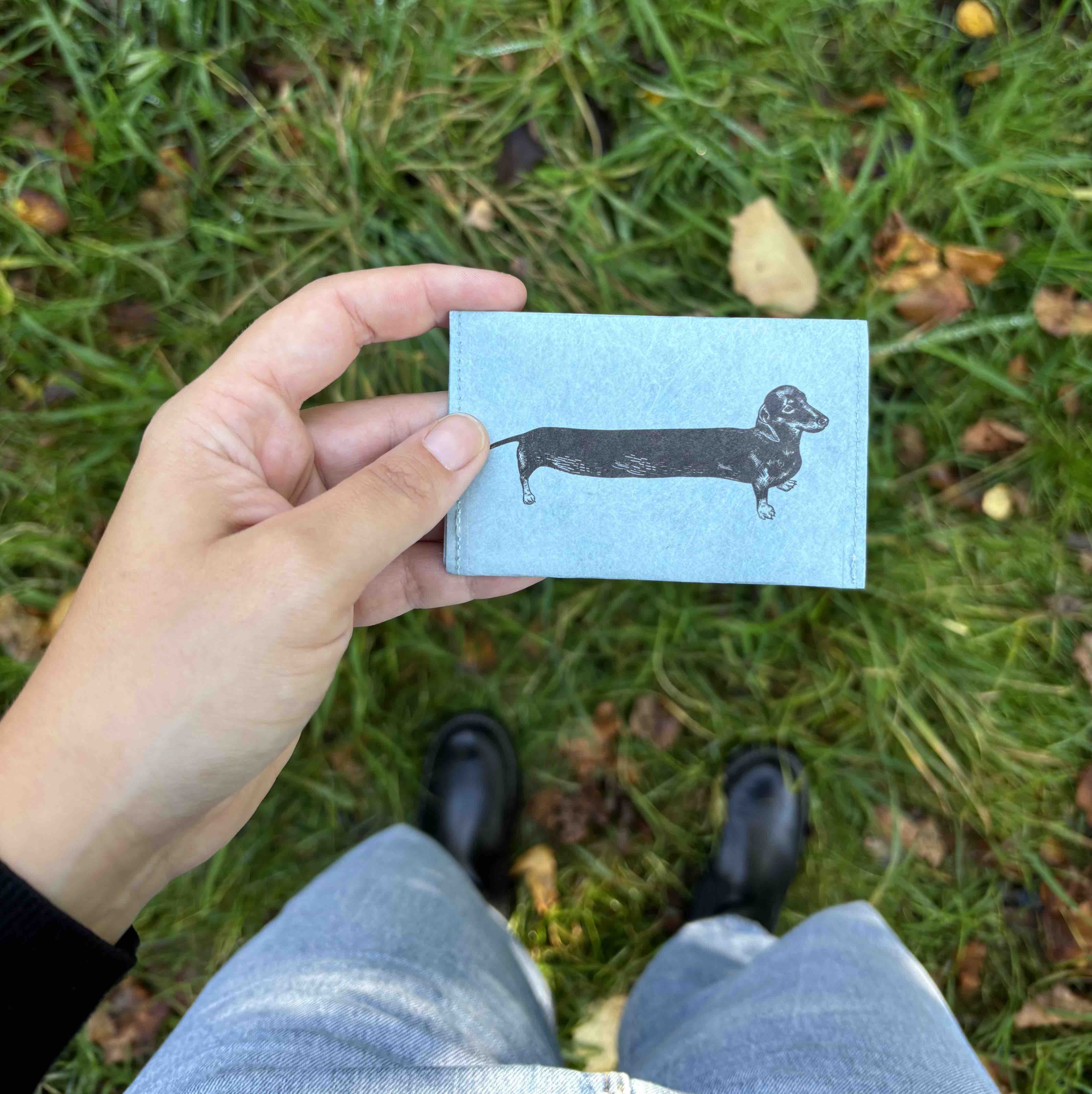 paprcuts-sausage-dog-rfid-kartenhalter-blau image 2