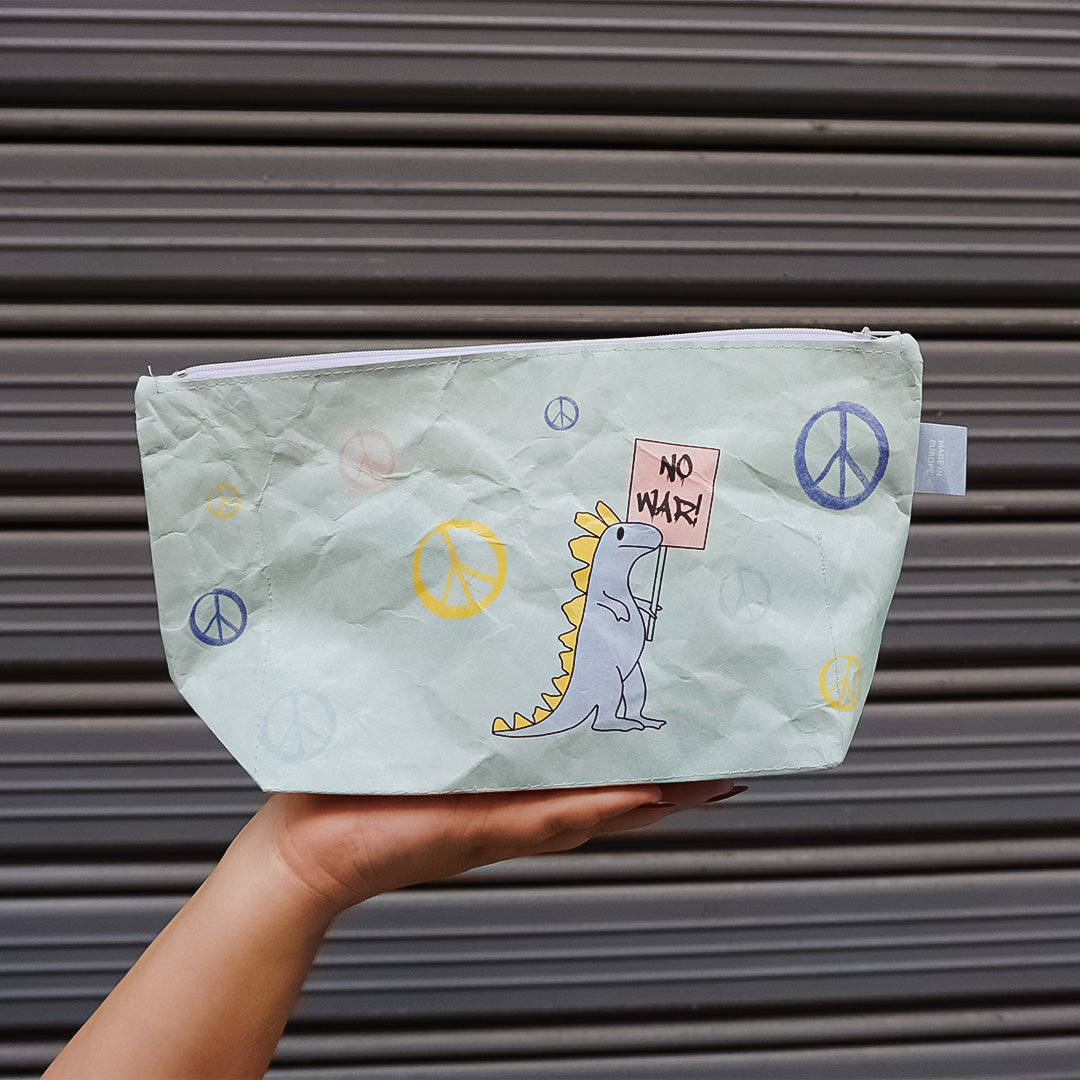 paprcuts-no-war-kulturbeutel-kreuzueber-koop-washbag-schwarz-blau image 2