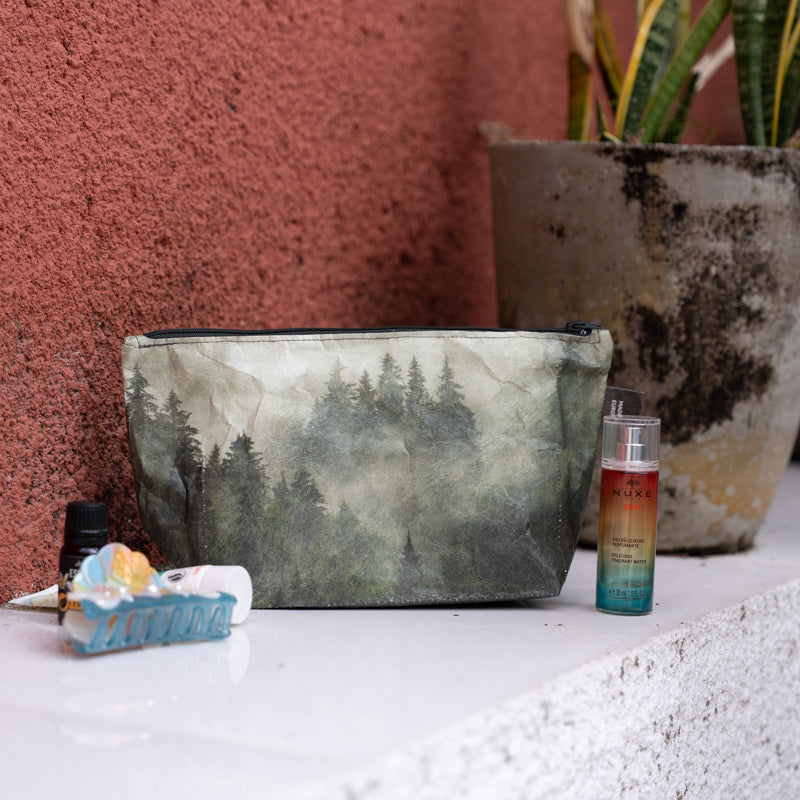 paprcuts-foggy-morning-kulturbeutel-tyvek-washbag-schwarz-baum-motiv image 2