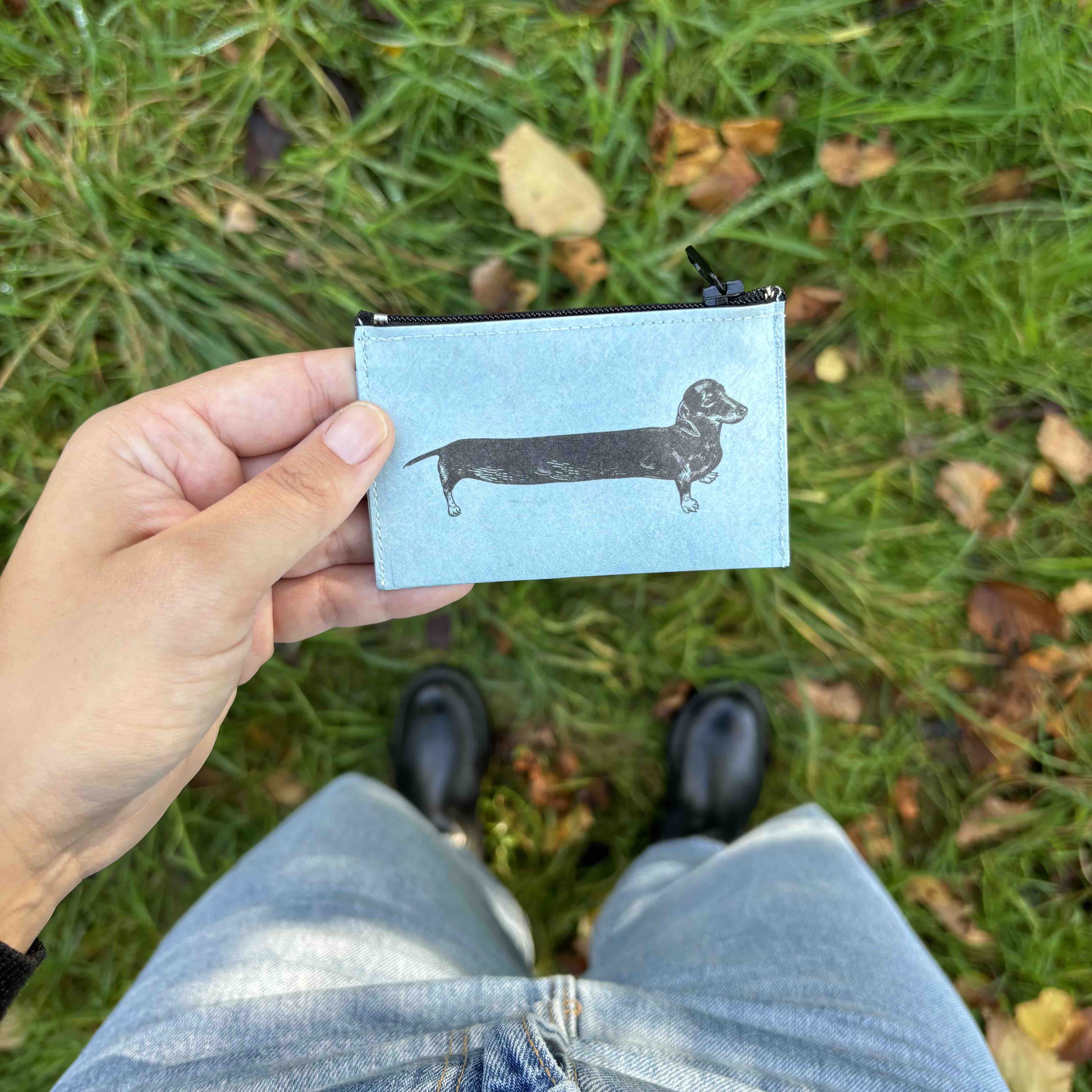 paprcuts-sausage-dog-m-nzb-rse-tyvek-kartenetui-blau-doggo image 2