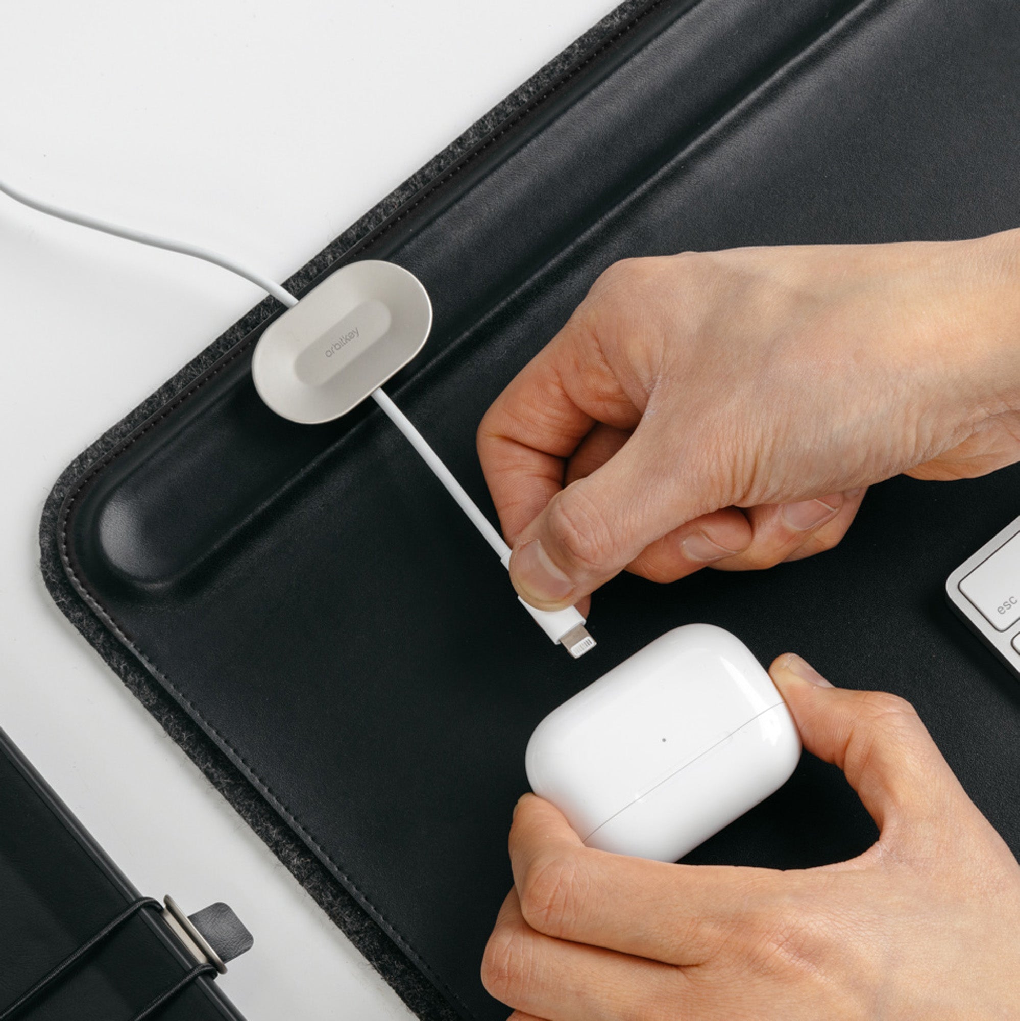 orbitkey-magnetischer-kabelhalter-aus-zinklegierung image 5