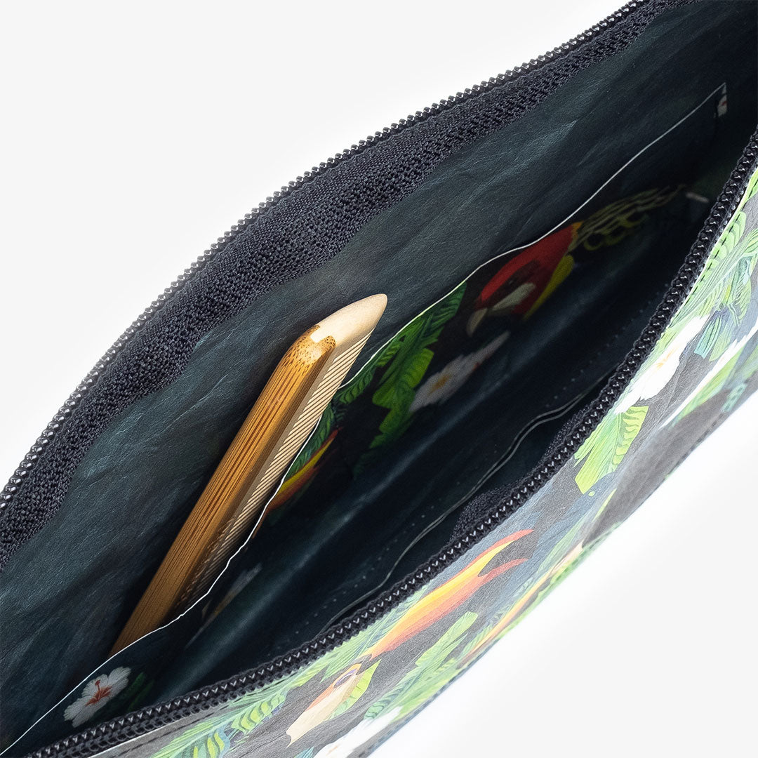 paprcuts-tucano-parrot-kulturbeutel-tyvek-washbag-schwarz-gr-n-dschungel image 3