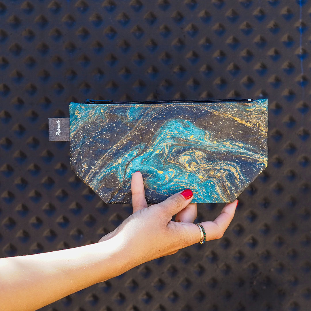paprcuts-saphire-marble-kosmetiktasche-tyvek-schwarz-blau-gold-marmor image 5