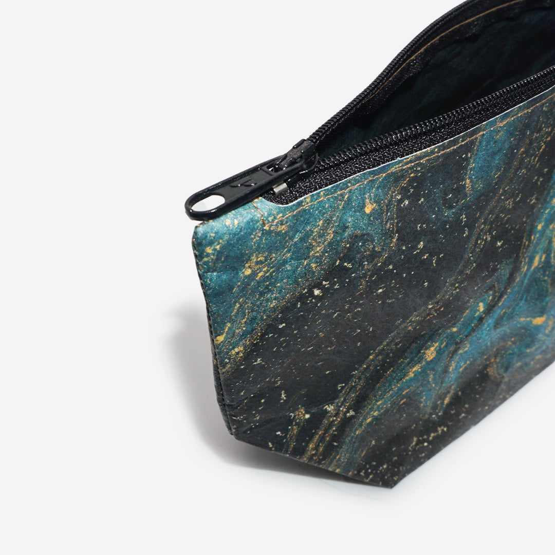 paprcuts-saphire-marble-kosmetiktasche-tyvek-schwarz-blau-gold-marmor image 4
