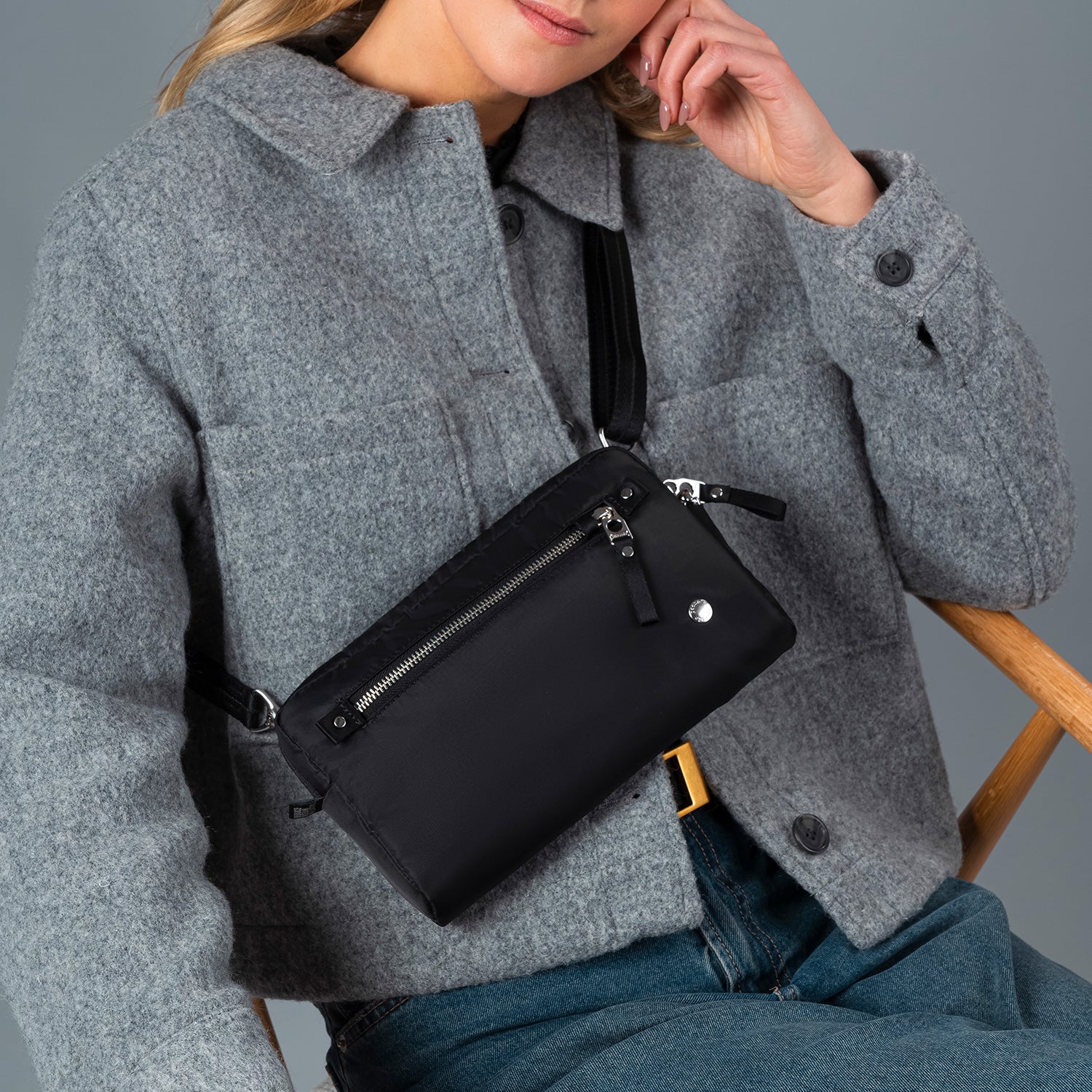 pacsafe-w-anti-theft-3-in-1-sling-crossbody-clutch-schwarz image 2