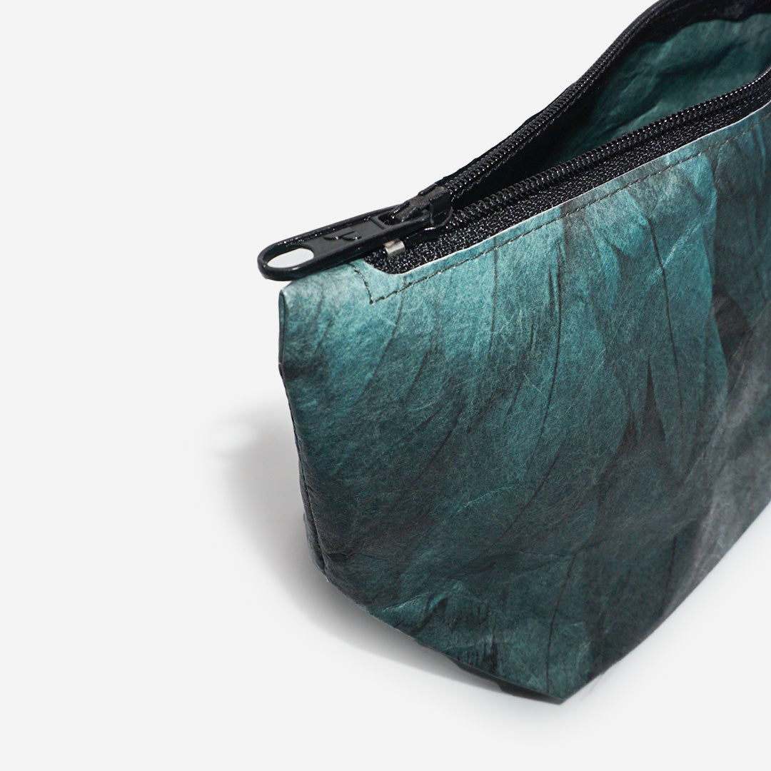 paprcuts-ara-kosmetiktasche-tyvek-kosmetikbeutel-gr-n-marmor-feder image 4