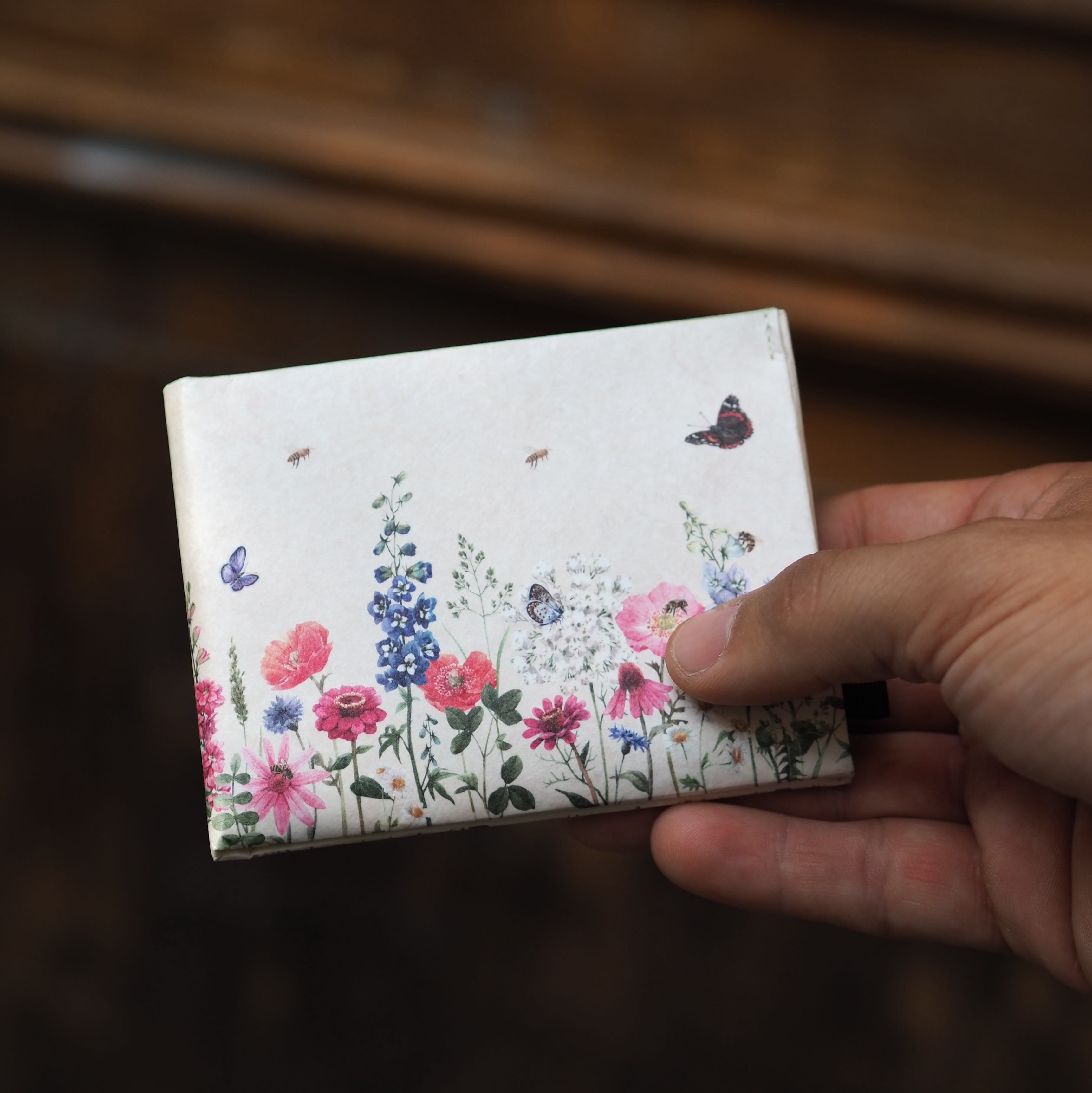 paprcuts-rfid-pro-wallet-2-0-blumenwiese-little-bee-fresh-kartenetui-mit-rfid-sc image 2