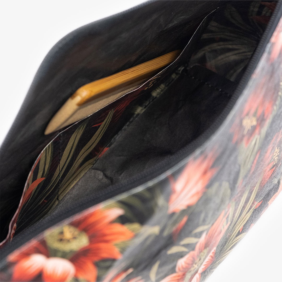 paprcuts-pua-kulturbeutel-tyvek-washbag-schwarz-mit-blumen image 2