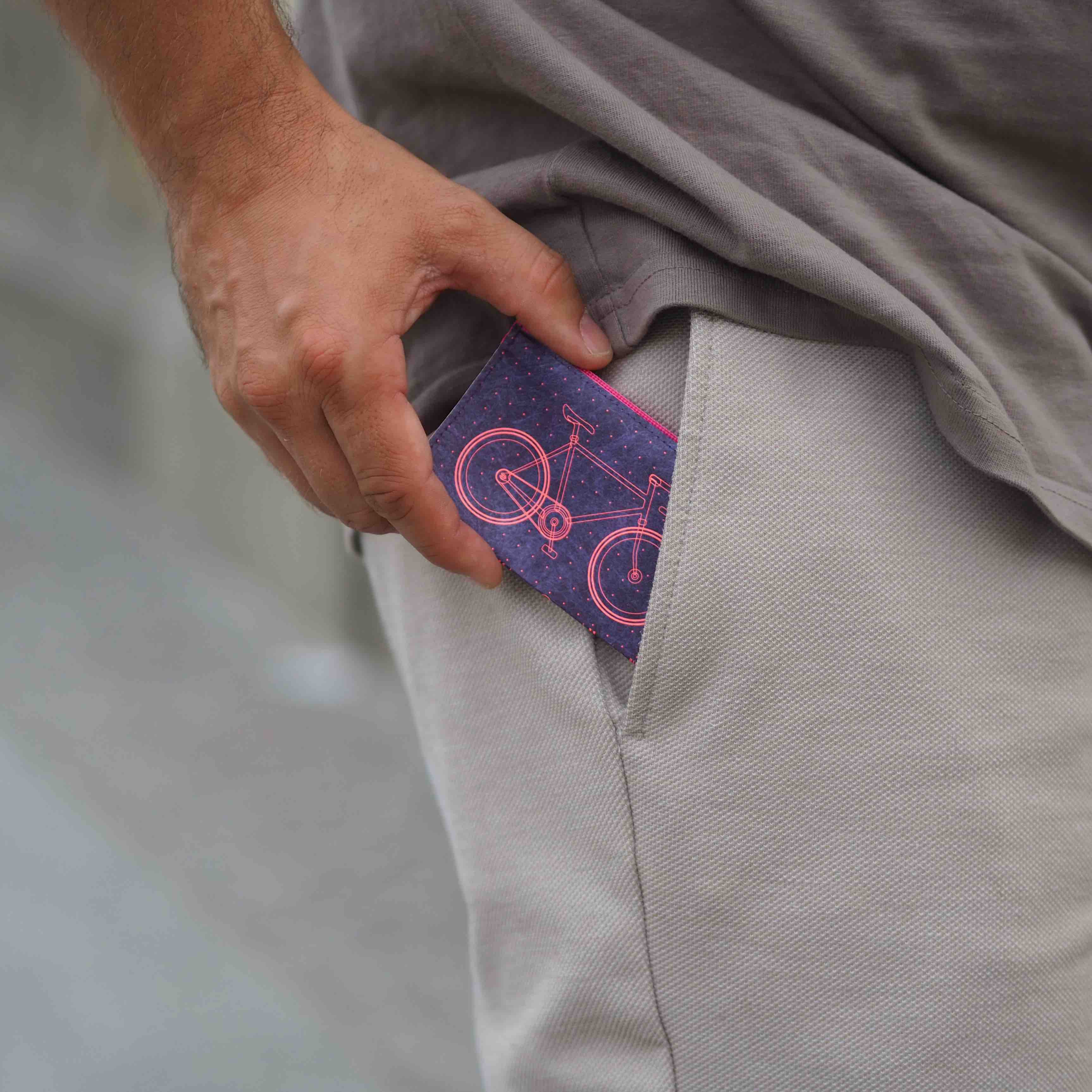 paprcuts-m-nzb-rse-berraschungsdesign-tyvek-kartenetui image 2