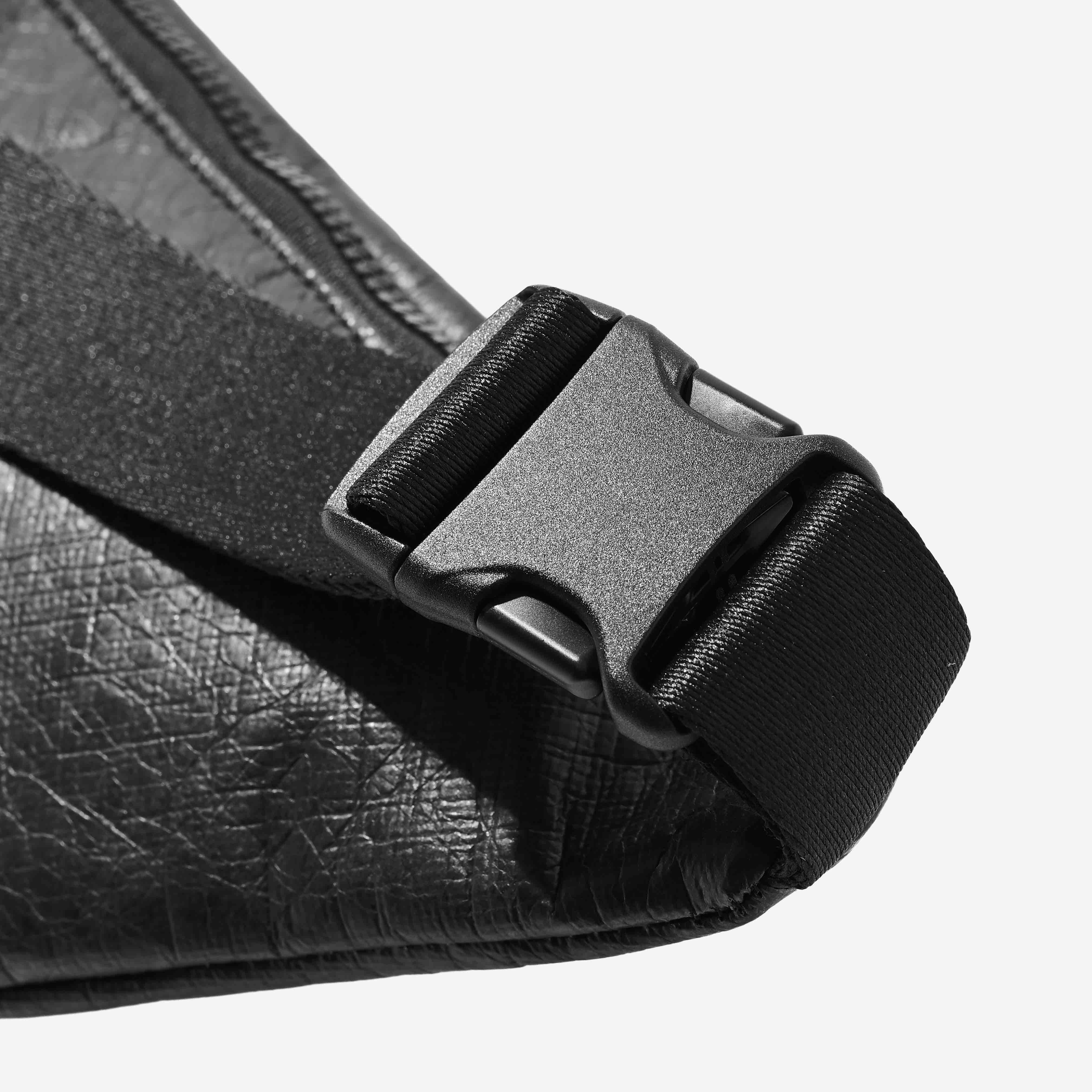 paprcuts-bauchtasche-just-black-tyvek image 6