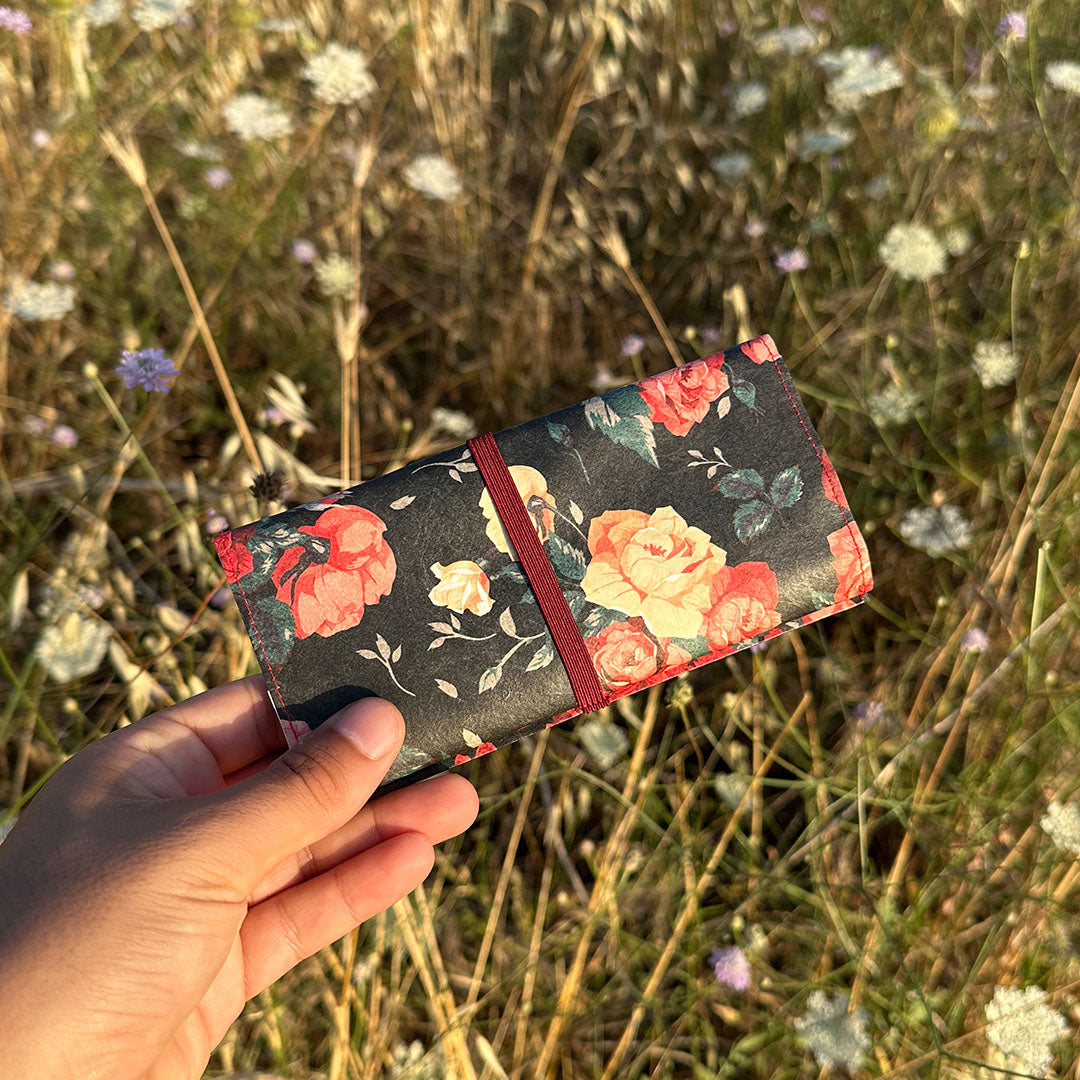 paprcuts-tabakbeutel-2-0-flowers-drehtasche-schwarz-rot-blumen image 2