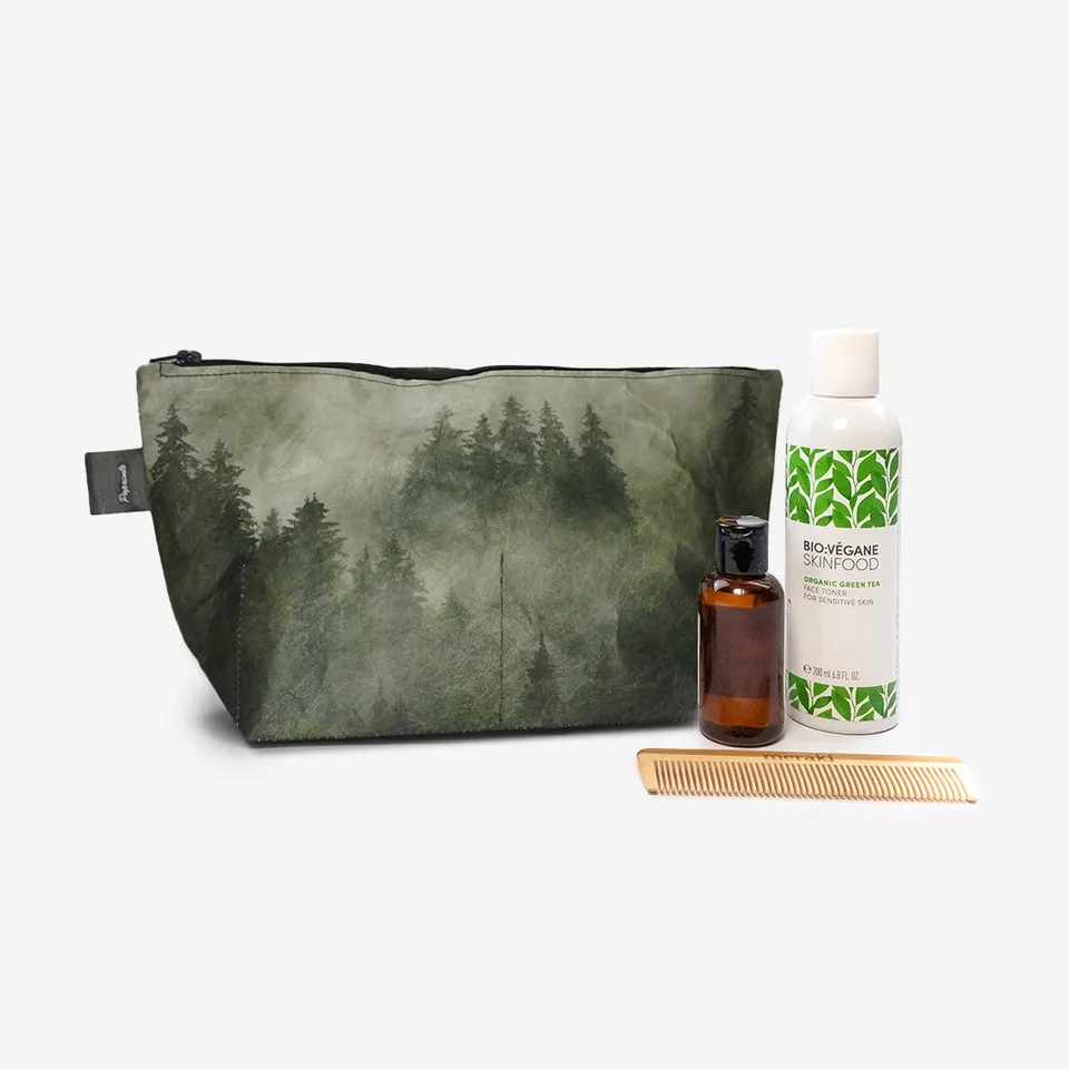 paprcuts-foggy-morning-kulturbeutel-tyvek-washbag-schwarz-baum-motiv image 1