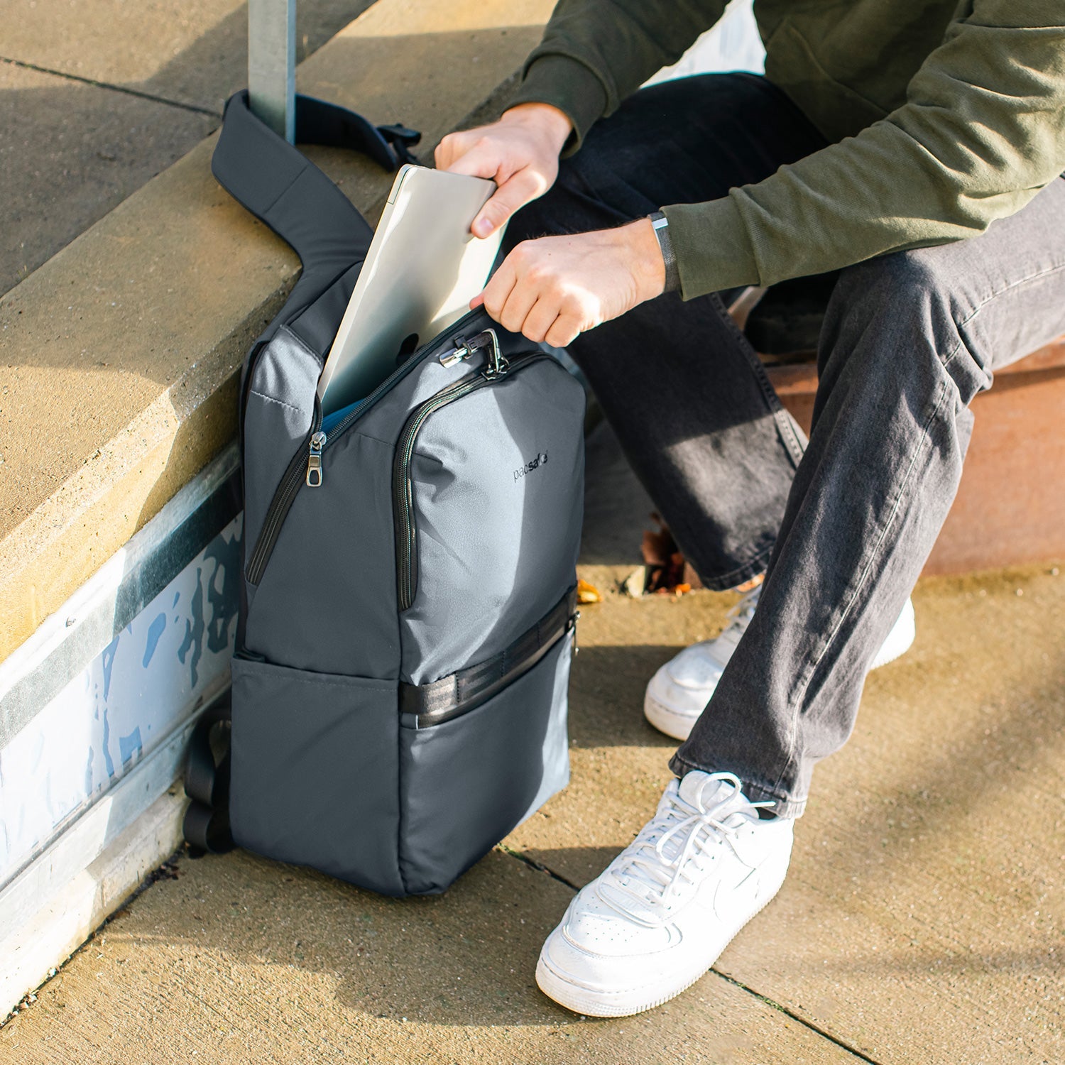 pacsafe-x-25l-anti-theft-rucksack-carry-on-recycelt image 2