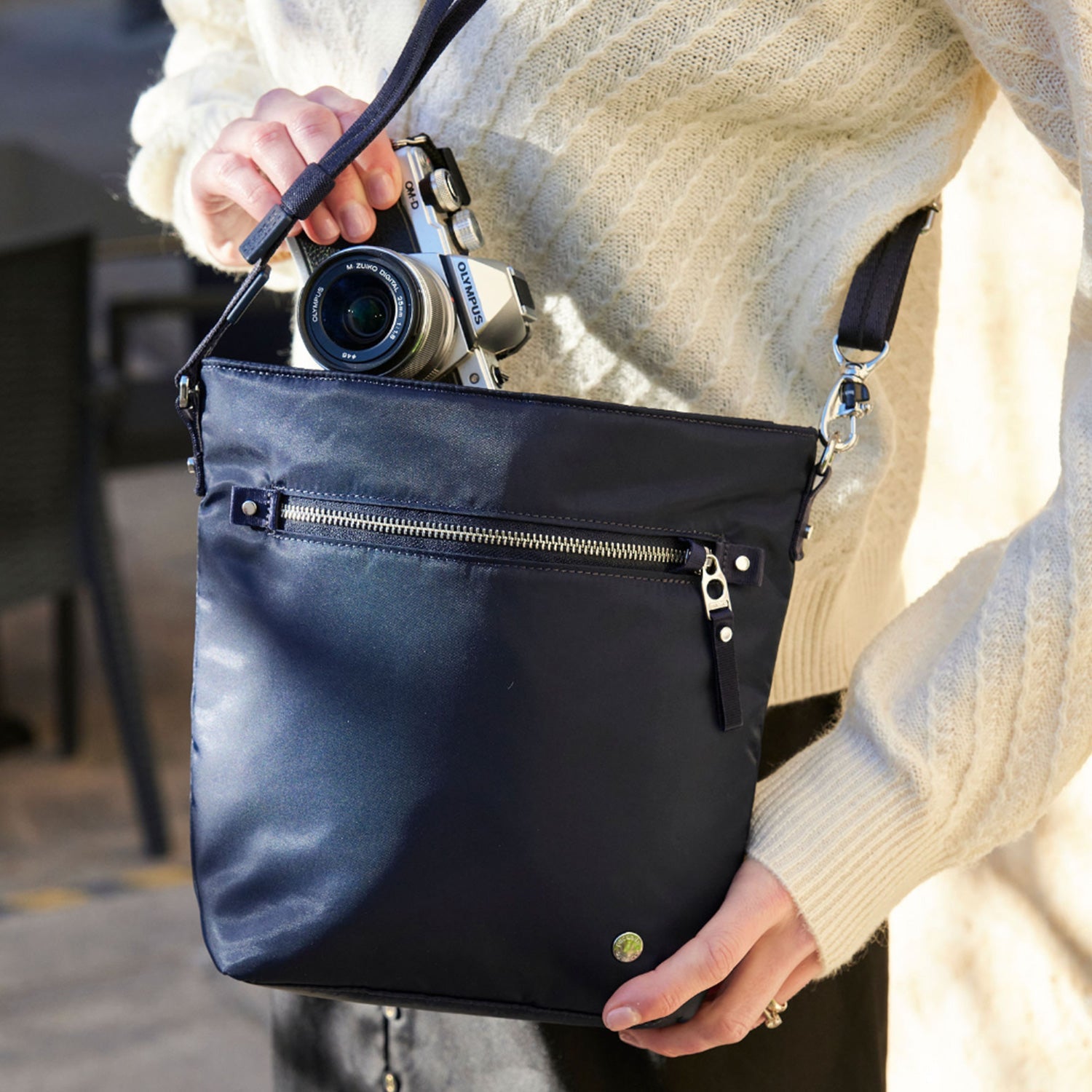 pacsafe-w-anti-diebstahl-crossbody-umh-ngetasche-schwarz image 2