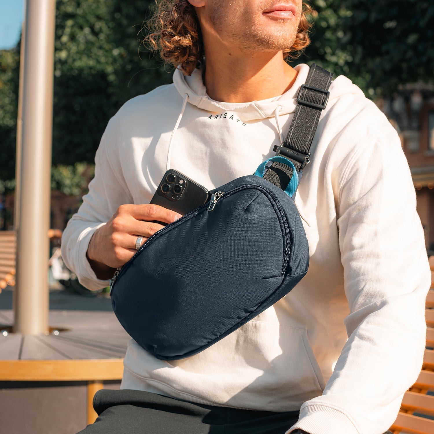 pacsafe-v-anti-theft-urban-sling-umh-ngetasche image 2