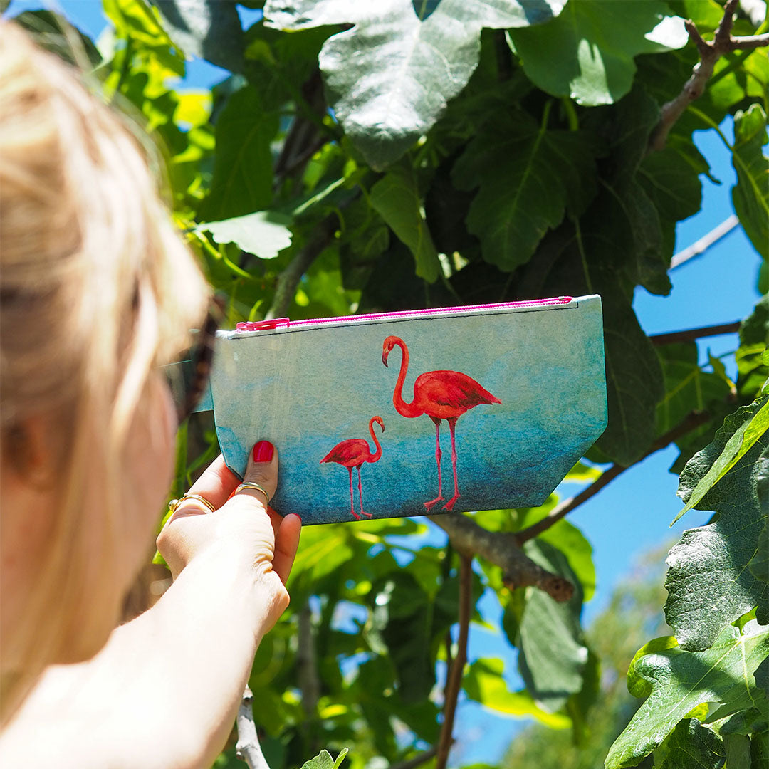 paprcuts-flamingo-kosmetiktasche-tyvek-blau-pink-flamingo-design image 2