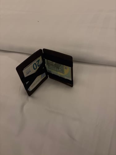 Vier Monate intensiver Test im Vertrieb mit vielen Terminen und Reisen haben mich restlos überzeugt, weil dieses schlanke Leder-Wallet einfach nie stört und immer zuverlässig funktioniert