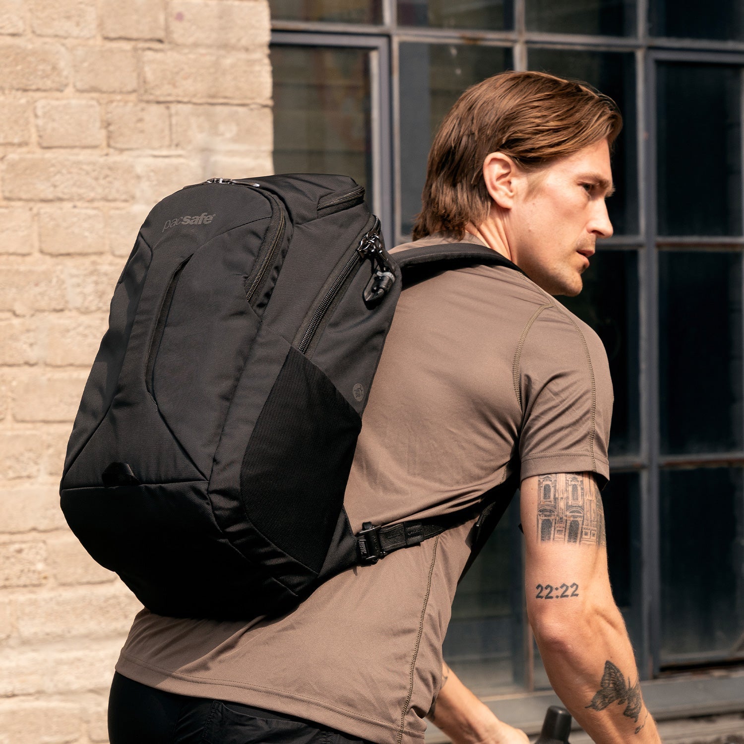 pacsafe-venturesafe-exp-28l-anti-diebstahl-rucksack-schwarz-recycled image 2
